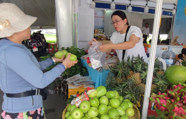 Người dân TP.HCM đội nắng đi 'săn' đặc sản khắp nơi đưa về, còn được tặng thêm cá cảnh